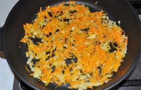 Начинаем, как чаще всего, с заправки для супа. Ставим на средний огонь разогреваться сковороду с растительным маслом (2-3 ст. ложки), быстро и мелко шинкуем луковицу, натираем морковь, если любим  сельдерей  – рубим один черешок. Загружаем овощи в сковороду, на 7-8 минут оставляем томиться (до прозрачности лука), иногда перемешивая. 