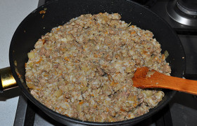 Рис уже сварился - пробуем его и смешиваем с печенкой и пассерованными овощами.
