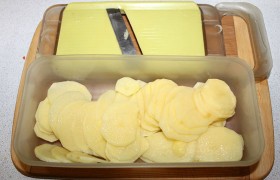 Картофелины, очистив,  нарезаем  очень тоненькими ломтиками на терке для шинковки капусты.