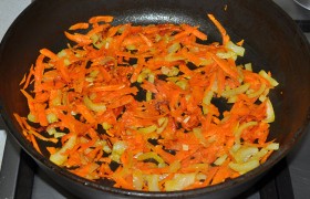 Тем временем на среднем огне  пассеруем  с маслом (2 ст. ложки) нарезанный лук и тертую крупно морковь. Через 7-9 минут, когда овощи стали мягкими – выключаем, добавляем к рыбе. 