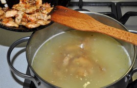 Перекладываем в суп филе с луком. Продолжаем варить до готовности риса (это несколько минут). Пробуем, регулируем количество соли и перца.