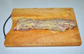 Натираем вырезку солью и перцем, слегка растертыми травами (можем взять также  Итальянские , или укладываем на поверхности несколько листиков свежего, сушеного  шалфея). По всей поверхности смазываем горчицей.