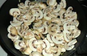 еще 4-5 минут – лук вместе с грибами. 