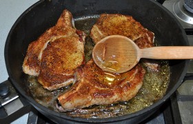 Кладем стейки, жарим каждую сторону по 1 минуте. Переворачиваем, снова жарим минуту. Попутно поливаем мясо горячим маслом. Переворачиваем еще 2-3 раза, снизив огонь. Выключаем и даем мясу отдохнуть 5-7 минут до подачи.