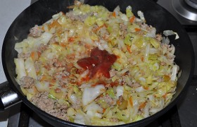 Снимаем крышку, добавляем кетчуп, перец, пробуем на соль. Тушим еще 5-6 минут в открытой сковороде.