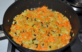 Для соуса шинкуем луковицу и морковь. 