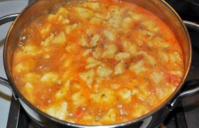 Начинаем делать клецки маленькой ложечкой, зацепляя тесто помалу, буквально кончиком ложечки – в этом томатном супе хороши маленькие клецки.