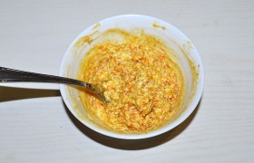 Смешиваем в мисочке сливочное масло с горчицей (у нас – баварская), медом и мелко натертой апельсиновой  цедрой .