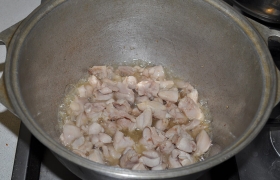 Ставим посуду с толстым дном на сильный огонь для  перекаливания , через 4-5 минут кладем курятину. Помешивая, 3-5 минут обжариваем до первых корочек.