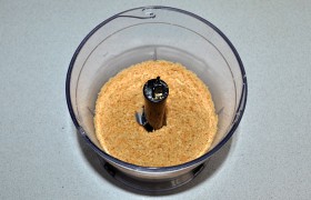 Орехи (сырые или слегка обжаренные) несколько секунд измельчаем в блендере – в не слишком мелкую крошку.