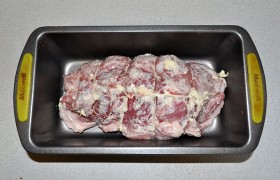 Кладем в форму для запекания и отправляем свинину в духовку на 30-35 минут, по истечении которых переворачиваем мясо и держим в духовке еще 15 минут.