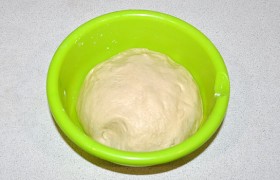 Заводим тесто: просеиваем муку и дрожжи, смешиваем теплое молоко с сахаром и солью, маслом, с мукой. Вымешиваем тесто. Подробный рецепт на это тесто находится  здесь 