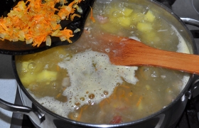 Через 6-7 минут, когда картофель уже сварился, перекладываем в суп заправку. Добавляем лавровый лист. Довариваем суп 5-7 минут.