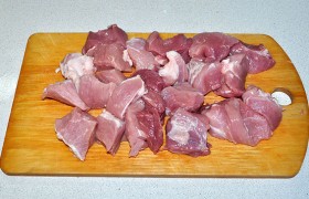 Кусок охлажденной свинины нарезаем крупными кусками.