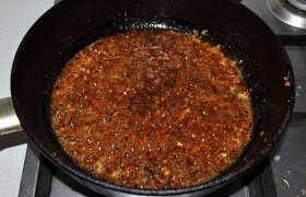 В соус добавляем бальзамический уксус и мед, перемешиваем, после закипания накрываем и оставляем на минимальном огне, чтобы не остывал. 