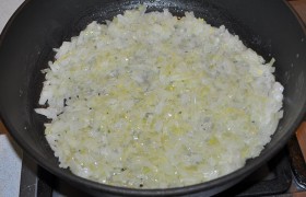 Картошку чистим, нарезаем и отправляем вариться, а пока шинкуем средним кубиком луковицы. На среднем огне, в смеси сливочного и растительного масел  пассеруем  18-20 минут, помешивая достаточно часто, пока лук  карамелизуется . 