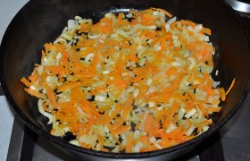Поставив воду на макароны, занимаемся соусом. Сковородку с маслом разогреваем на конфорке со средним огнем, закладываем нарезанный сельдерей, нашинкованный мелким кубиком лук и тертую морковку. Регулярно помешивая,  пассеруем  овощи 9-10 минут. 