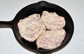 Дно формы для запекания промазываем растительным маслом. Раскладываем куски мяса. Собираем остатки маринада и смазываем мясо еще разок.