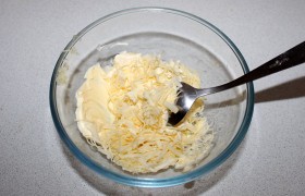 Для начинки рулетиков соединяем натертый сыр с измельченным чесноком и сметаной или майонезом в густую смесь.