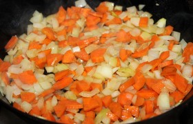 Растительное масло хорошо разогреваем на среднем огне, обжариваем 4-5 минут, помешивая иногда, лук, еще 7-8 минут продолжаем, добавив морковь.