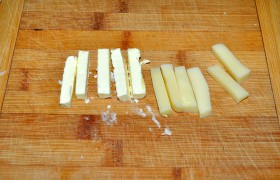 Нарезаем брусочками сыр и подмороженное масло.