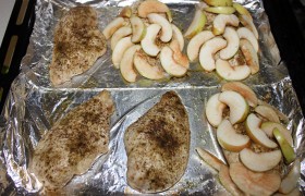 Затем вынимаем форму и обкладываем филе ломтиками яблок. Ставим в духовку еще на 10 минут.