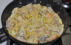 Возвращаем курицу в сковороду, заливаем сливками, если их маловато – добавляем бульон. Тушим 1-2 минуты. Кладем плавленый сыр, размешиваем, даем вскипеть. Выключаем, накрываем крышкой, оставляем на 5-6 минут. Посыпаем зеленью.