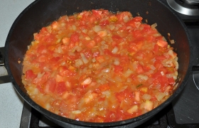 После этого закладываем помидоры и тушим, посолив и добавив хмели-сунели и сахар, 4-5 минут.