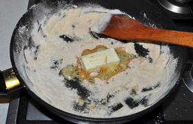 Для соуса бешамель сначала на прогретой сковороде помешиваем минуту-полторы муку, пока становится золотистой. Затем растапливаем – так же постоянно помешивая – масло, вымешиваем до однородности еще пару минут.