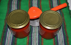 Собираясь выключить, кладем соль, вливаем  уксус, даем соусу прокипеть. Разливаем в подготовленные банки, сразу закатываем и оставляем остыть. Мы сварили из 2 кг помидоров почти 1 литр довольно густого томатного соуса.