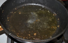 А в сковороду добавляем 3-4 ложки масла, выжимаем сок лимона, вскипело – поливаем этим соусом рыбу на блюде и подаем.