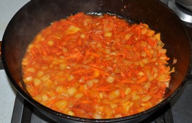 Смешиваем с томатной пастой, сахаром, перцем и солью, через 2-3 минуты выкладываем к ребрышкам.