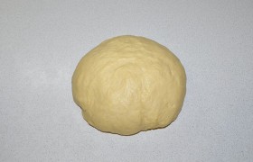 Когда тесто отстанет от стенок миски и рук, станет мягким, но упругим – формируем из него шар. Вот такой.