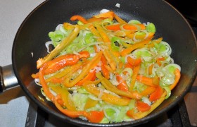 Добавляем в сковороду оставшееся топленое масло, выкладываем перец, лук-порей и чеснок. Когда овощи пустят сок и закипят, уменьшаем огонь и тушим, порой помешивая, 8-10 минут. Заправляем солью и перцем.