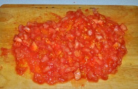Охлаждаем помидоры водой, снимаем кожицу, мякоть нарезаем мелким кубиком.