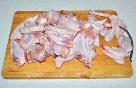 Кончики куриных крылышек мы отделили и оставили в морозилке, чтобы потом с другими частями курицы сварить бульон. И еще разделили крылышки по второму суставу.