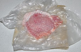 Берем пакет, в который удобно положить мясо. Через пленку и отбиваем шницель с обеих сторон, доводя толщину до 5-7 мм.