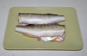 Промываем и хорошо подсушиваем. Остается 750-800 г рыбы. Готовим целиком либо нарезаем стейками – это на свой вкус. Посыпаем солью, перцем снаружи и внутри. Оставляем на доске.