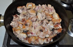 Раскаляем толстодонную сковороду с маслом на сильном огне. Раскладываем кусочки курицы, 2-3 минуты не трогаем их, пока они поджариваются снизу. Подрумянились – переворачиваем и, помешивая, обжариваем 6-7 минут.