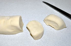Многие раскатывают тесто и вырезают кружки, используя блюдца или CD-диски. Мы поступаем проще: скатываем колбаску, отрезаем кусочки весом 40-45 граммов. 