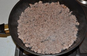Пока подходит тесто, готовим начинки. Ставим варить 2-3 яйца и рис. В разогретое масло закладываем мясной фарш, лопаткой разбиваем-раздавливаем образующиеся комочки, пока жидкость выпаривается. Солим, перчим фарш, перекладываем в мисочку.