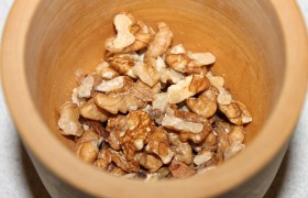 Орехи грецкие и миндаль толчем в ступке, но не до порошка, а до небольших крупинок.