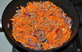 Ставим на средний огонь сковороду с парой ложек масла, быстро шинкуем лук и трем моркови. 6-7 минут  пассеруем , помешивая временами, пока лук становится прозрачным.