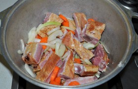 На дно казана наливаем немного масла, кладем нарезанные лук и морковь. Ребрышки разрубаем на 2-3 части (что необязательно, но удобнее для готовки) и тоже отправляем в казан.