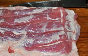 С брюшины срезаем лишний жир и часть мяса, чтобы была ровной по толщине. Надрезаем слой мяса по всей длине через 40-45 мм.