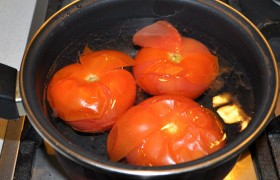 Для помидоров ставим кипятить воду, в кипяток опускаем, надрезав крестиком плодоножку. Увидев через минуту-полторы, что шкурка слезает – охлаждаем в воде и снимаем ее. Нарезаем дольками.