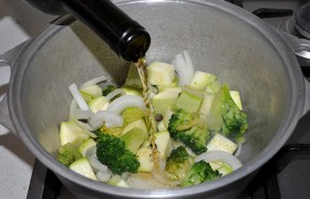Кладем в латку овощи, поливаем вином, добавляем кипятка (чтобы  хватало жидкости для варки овощей), соли, перца горошком.