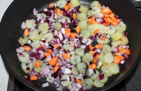 Когда растительное масло хорошо разогреется в сковороде на среднем огне, закладываем лук, морковь и сельдерей. 5-7 минут, изредка помешивая, слегка обжариваем до прозрачности лука. Чистим картофель.