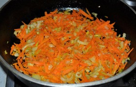 В разогретое на сковороде масло засыпаем нашинкованные лук, с ельдерей , чеснок и крупно тертую морковь. Помешивая, выдерживаем овощи на среднем огне 10-12 минут.