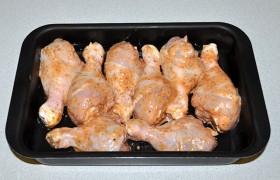 Когда духовка разогреется до 180-190° – форму промазываем маслом и раскладываем в ней ножки. Через 20 минут смазываем курицу остатками маринада. В целом запекание длится 30-35 минут или чуть дольше.